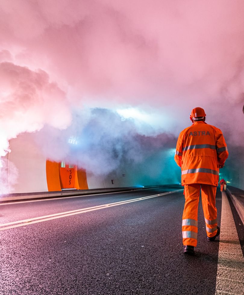 Rauchversuch auf der Baustelle im Autobahntunnel