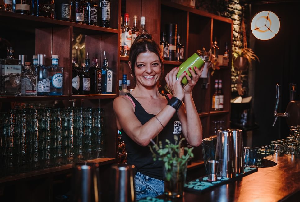 Barmitarbeiterin Craftwerk