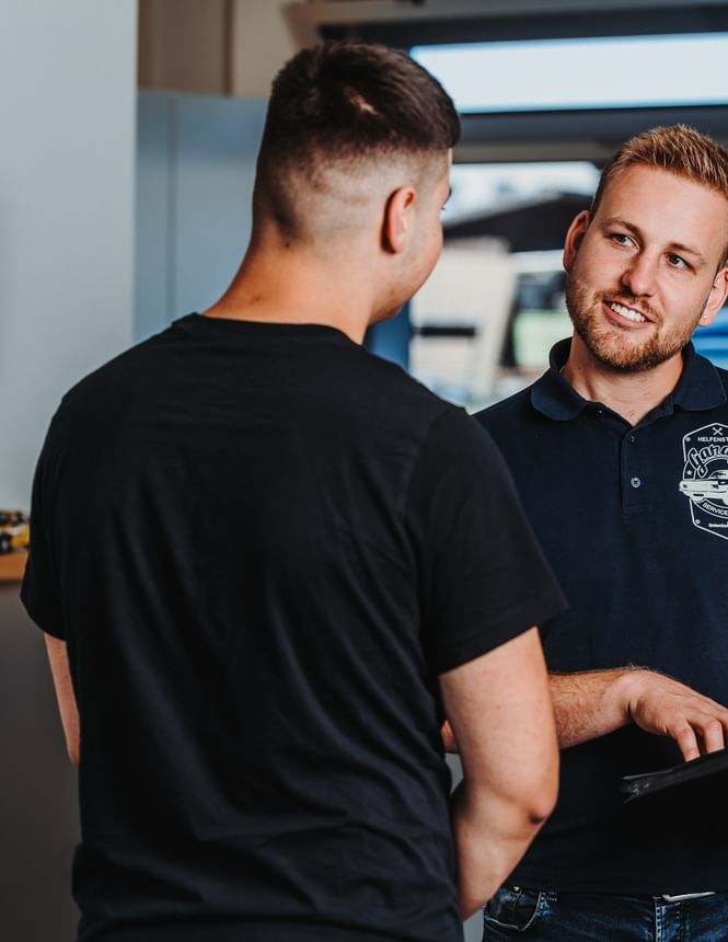 Autoverkäufer bei der Beratung