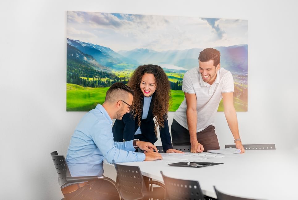 Mitarbeiter diskutieren im Sitzungszimmer