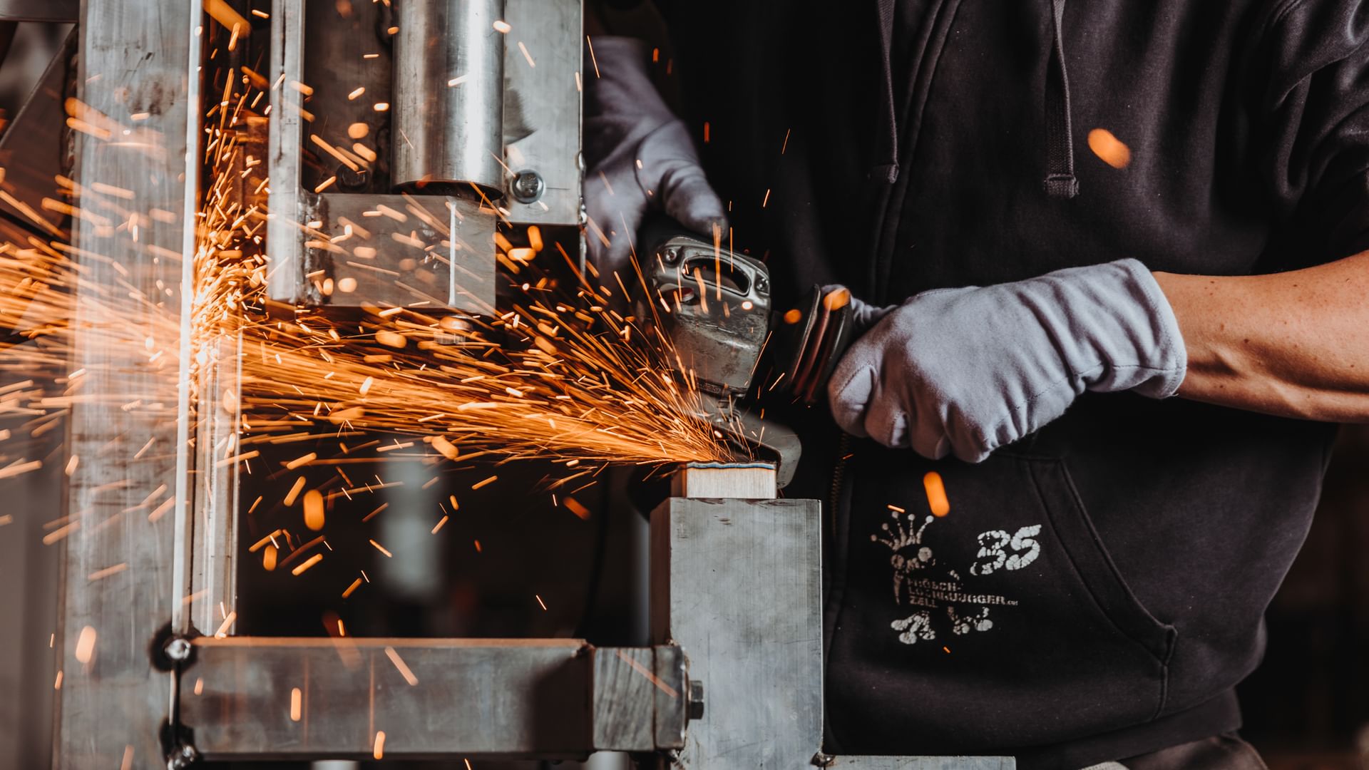 Funken sprühen beim Schweissen