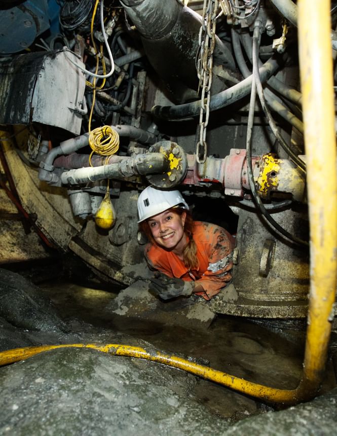 Johanna schaut aus Bohrkopf