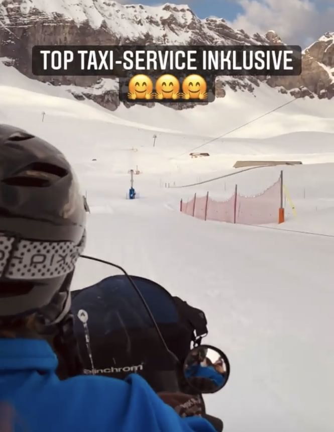 Ein Social Media Post von Johanna Unternährer zeigt sie auf dem Snow Mobile während der Anreise zu einer Shooting Location im Schnee