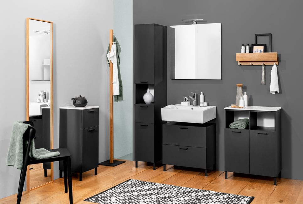 Badezimmer in Schwarz mit Parkettboden